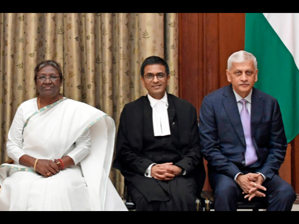 India's new chief justice DY Chandrachud with Indian president Droupadi Murmu and outgoing chief justice UU Lalit