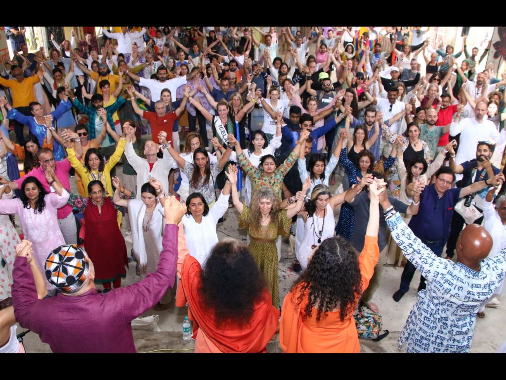 Participants of International Yoga Festival pose for pictures at Parmarth Niketan, Rishikesh, India. (Picture: Parmarth Niketan)