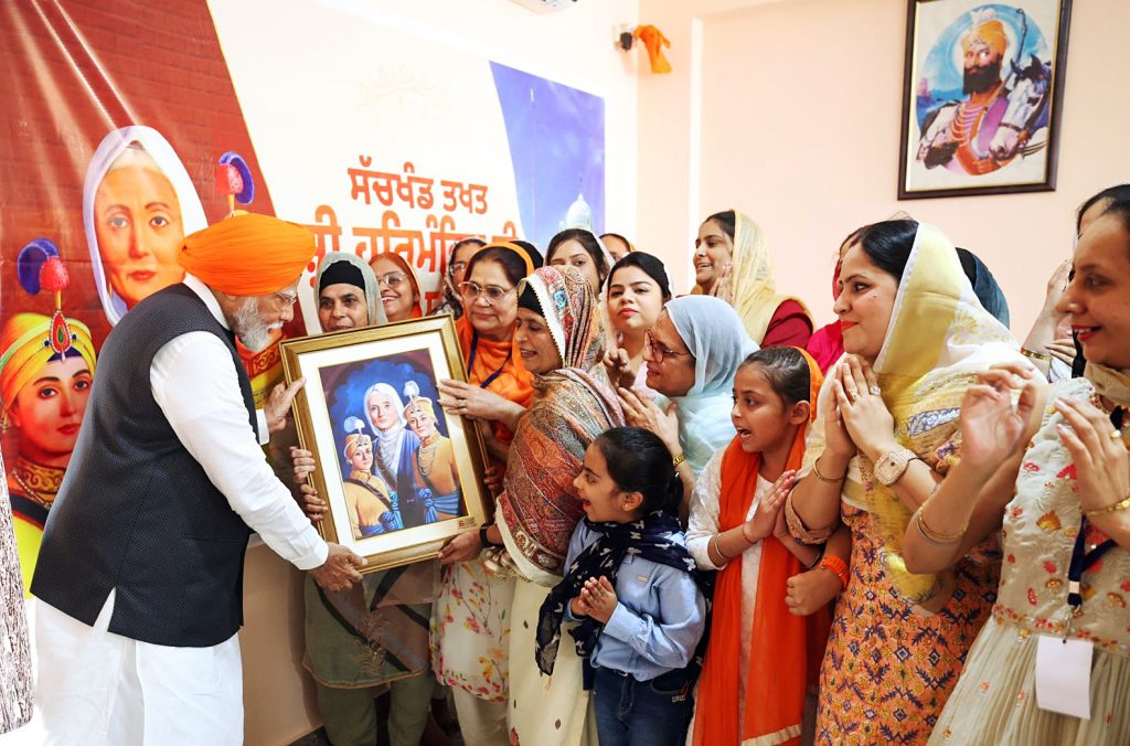 Indian PM Narendra Modi at gurdwara in Patna, Bihar
