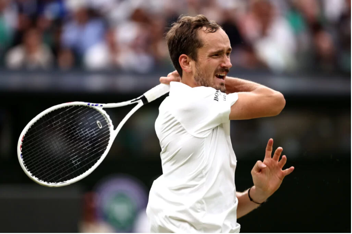 Medvedev beats world No. 1 Sinner in 5 sets to reach Wimbledon semis